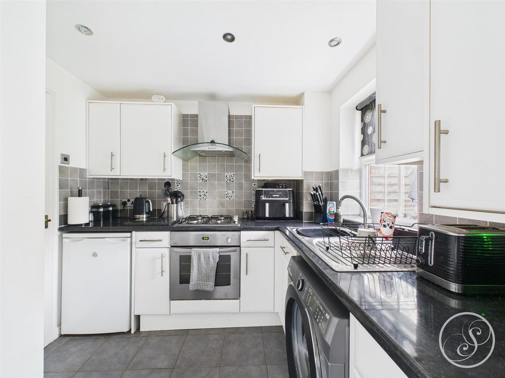 Property photo 2 of 16 Kitchen