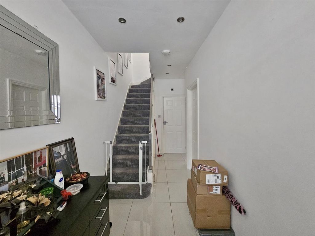 Property photo 2 of 10 Hallway