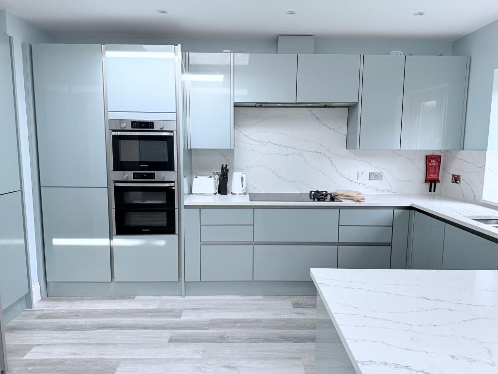 Property photo 3 of 19 Kitchen