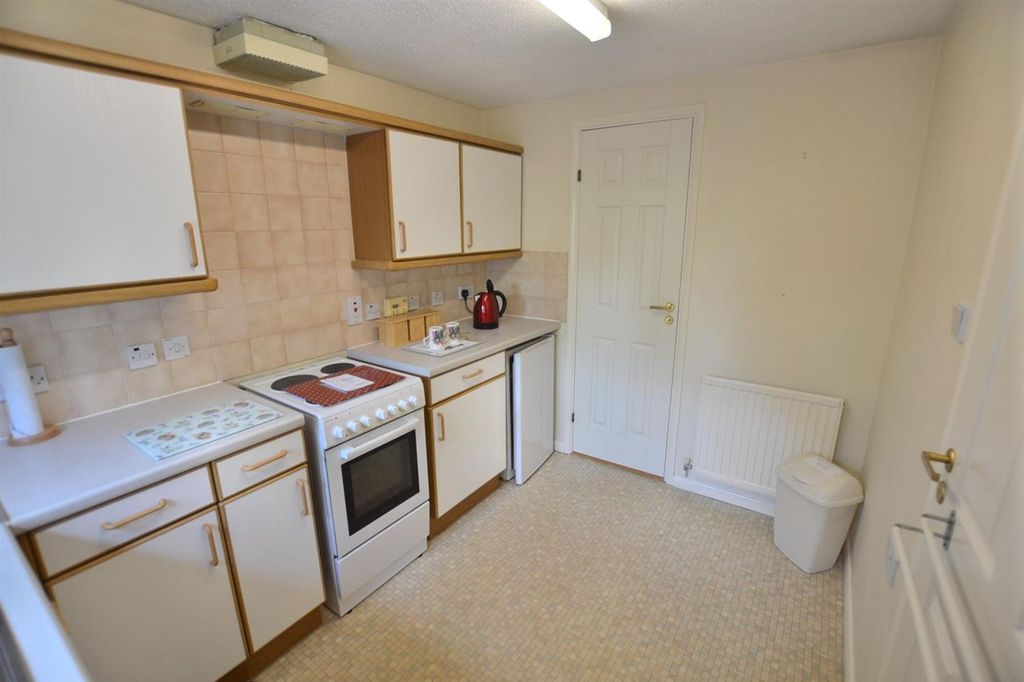 Property photo 2 of 16 Fitted Breakfast Kitchen