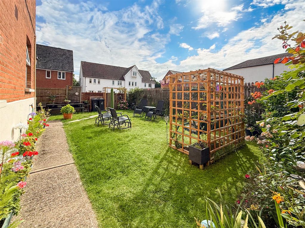 Property photo 2 of 8 Communal Garden