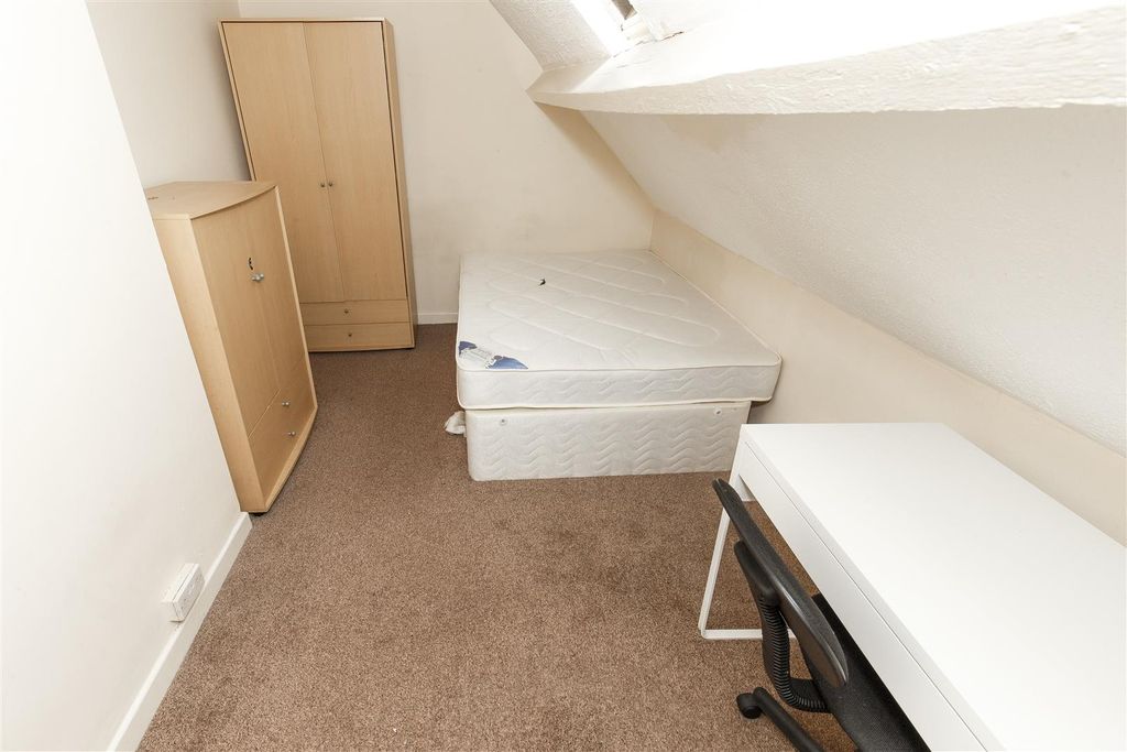 Property photo 3 of 5 Room 6