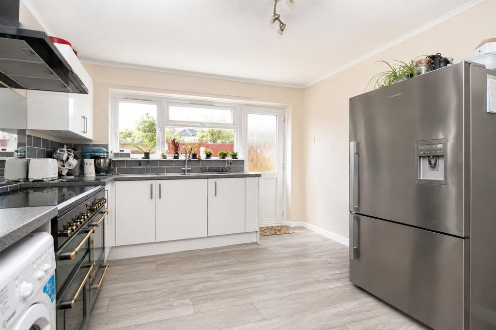 Property photo 3 of 14 Kitchen..Jpg