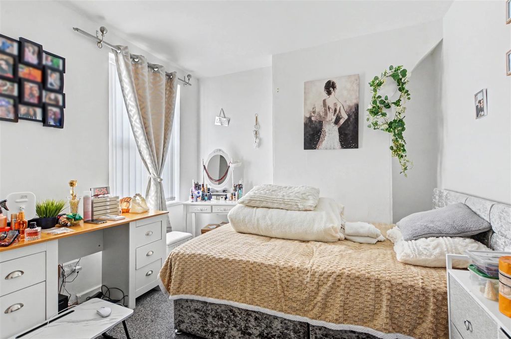 Property photo 3 of 11 Bedroom One (2).Jpeg