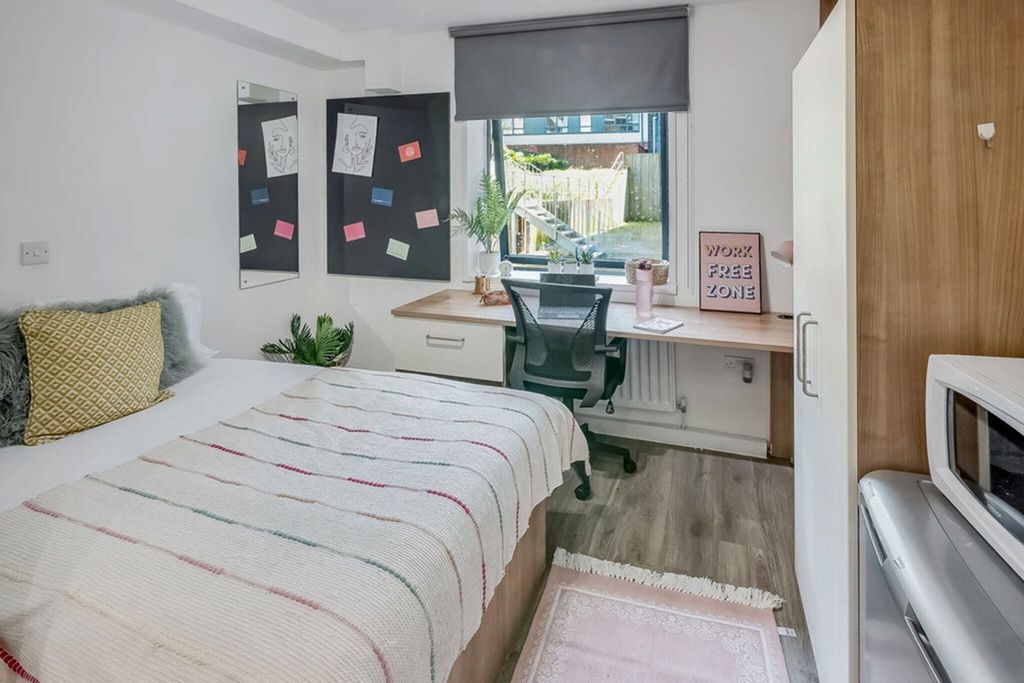 Property photo 1 of 10 Bedroom