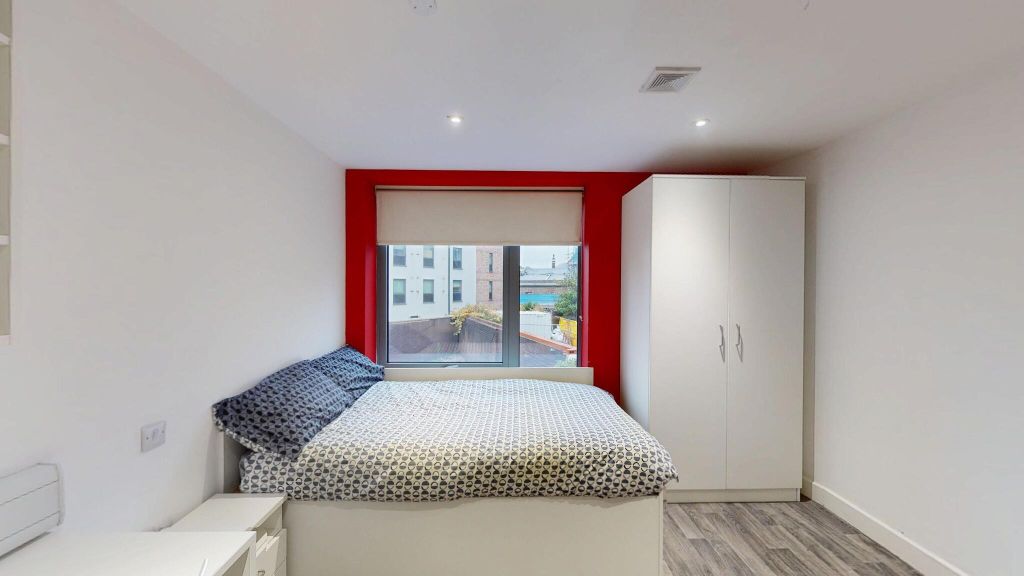 Property photo 1 of 18 Bedroom