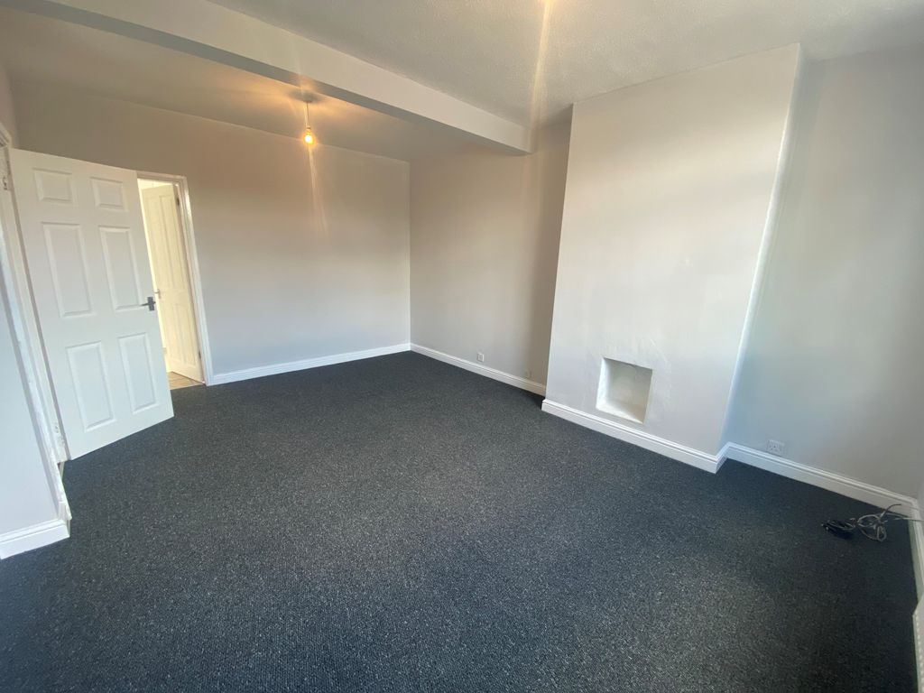 Property photo 3 of 10 Living Room