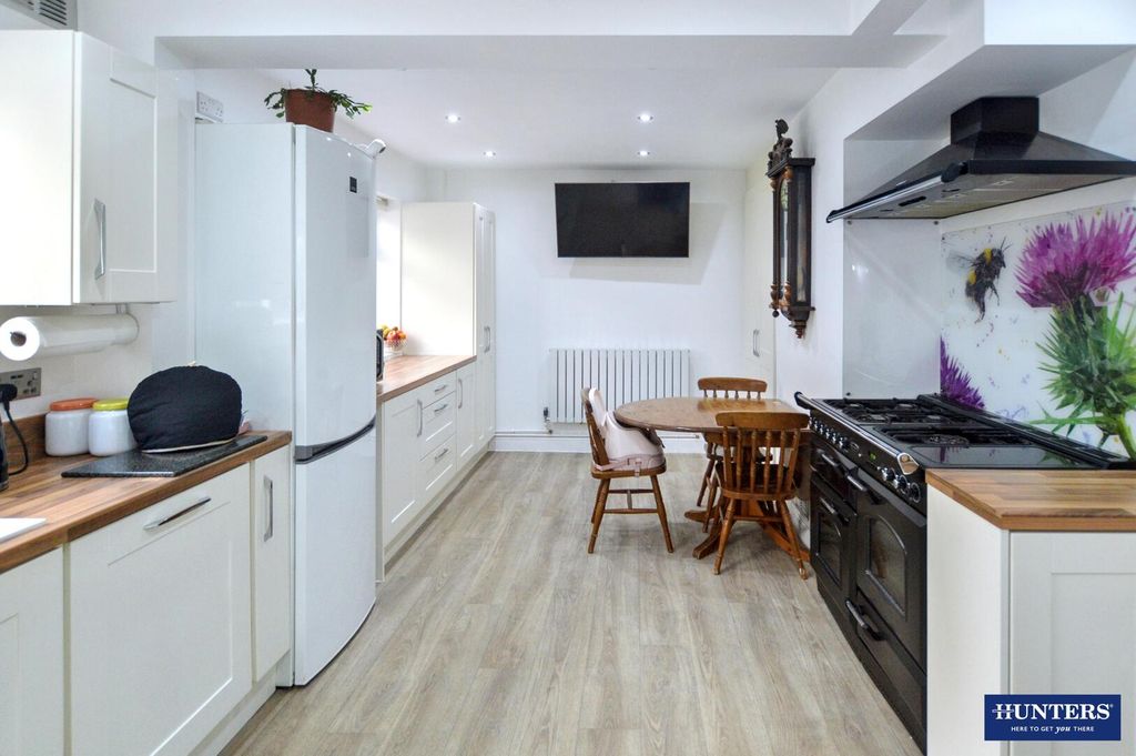 Property photo 2 of 10 Kitchen