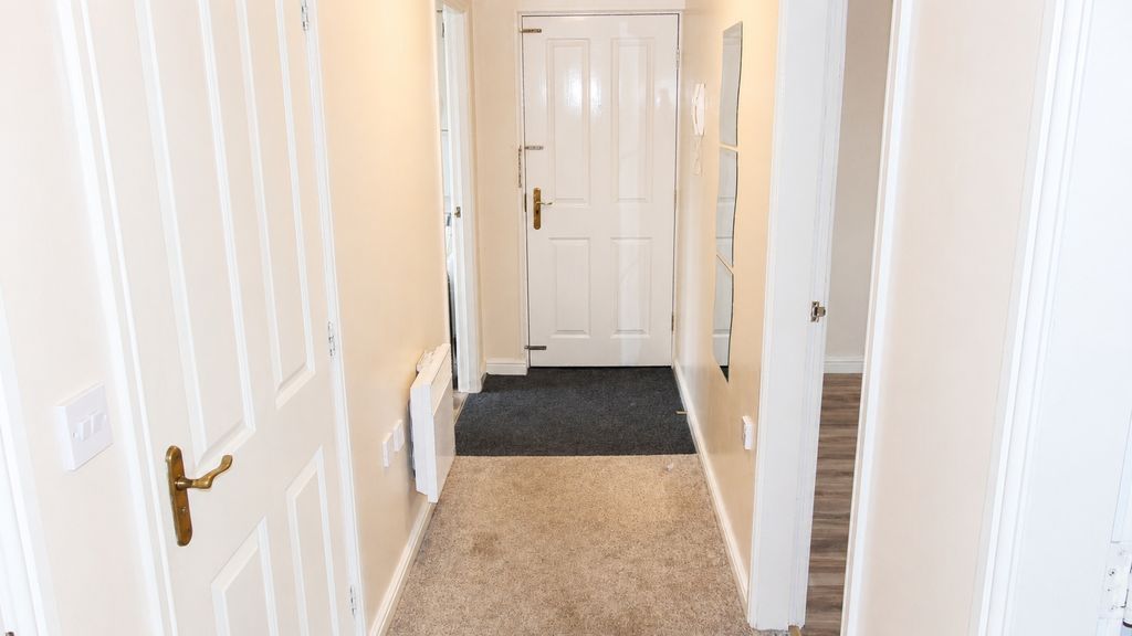 Property photo 2 of 8 Bright And Tidy Entrance With Neutral Tones...