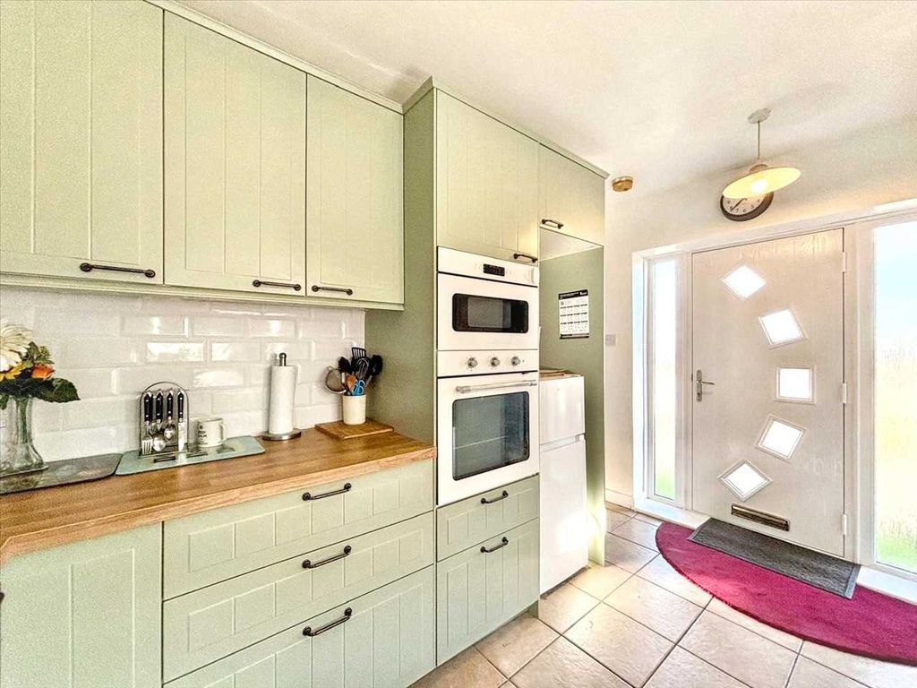 Property photo 2 of 17 Kitchen