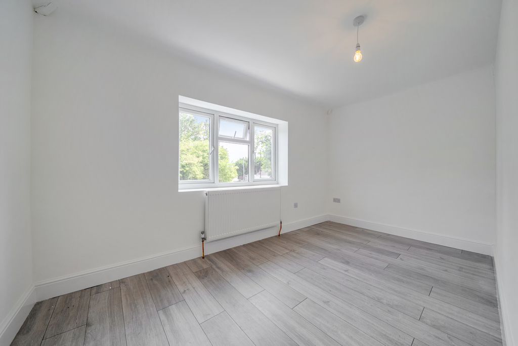 Property photo 3 of 17 1496080-7-6A60Ec3...