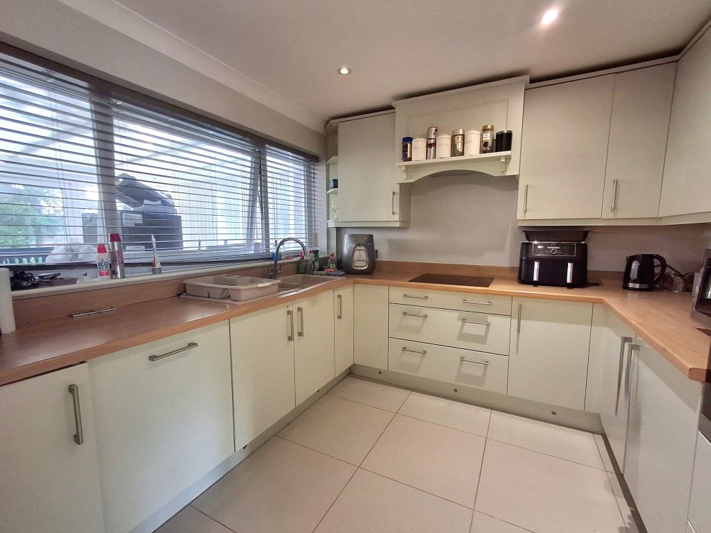 Property photo 2 of 10 Kitchen