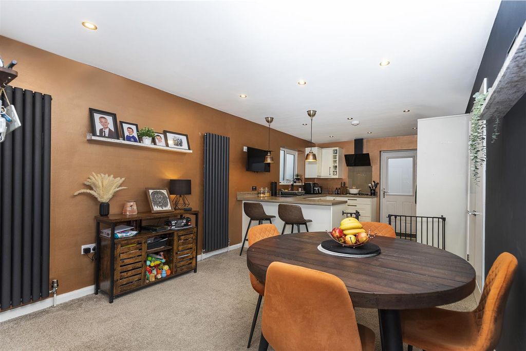 Property photo 2 of 33 Dining Kitchen