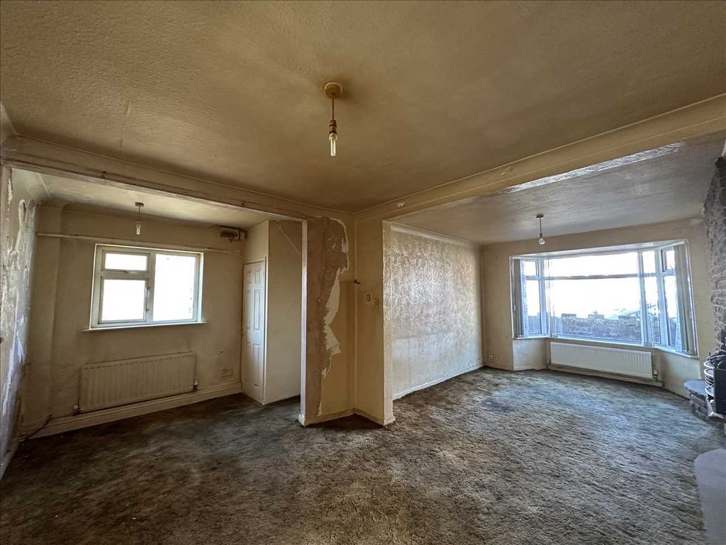 Property photo 3 of 12 Entrance Hall: