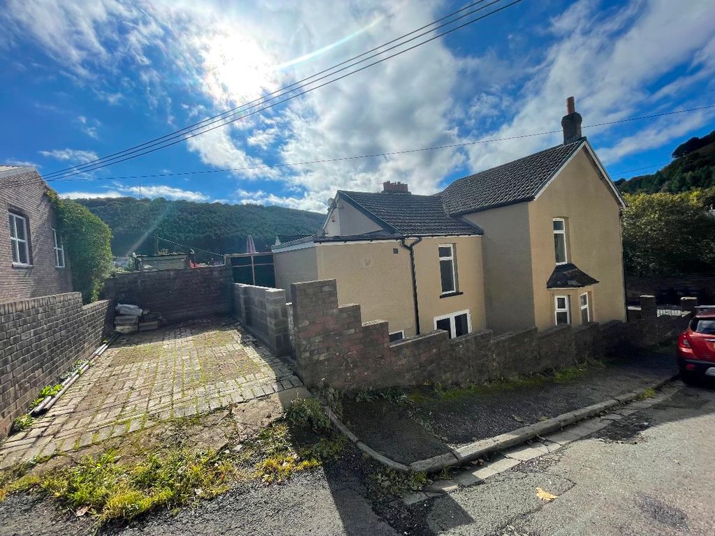 Property photo 2 of 33