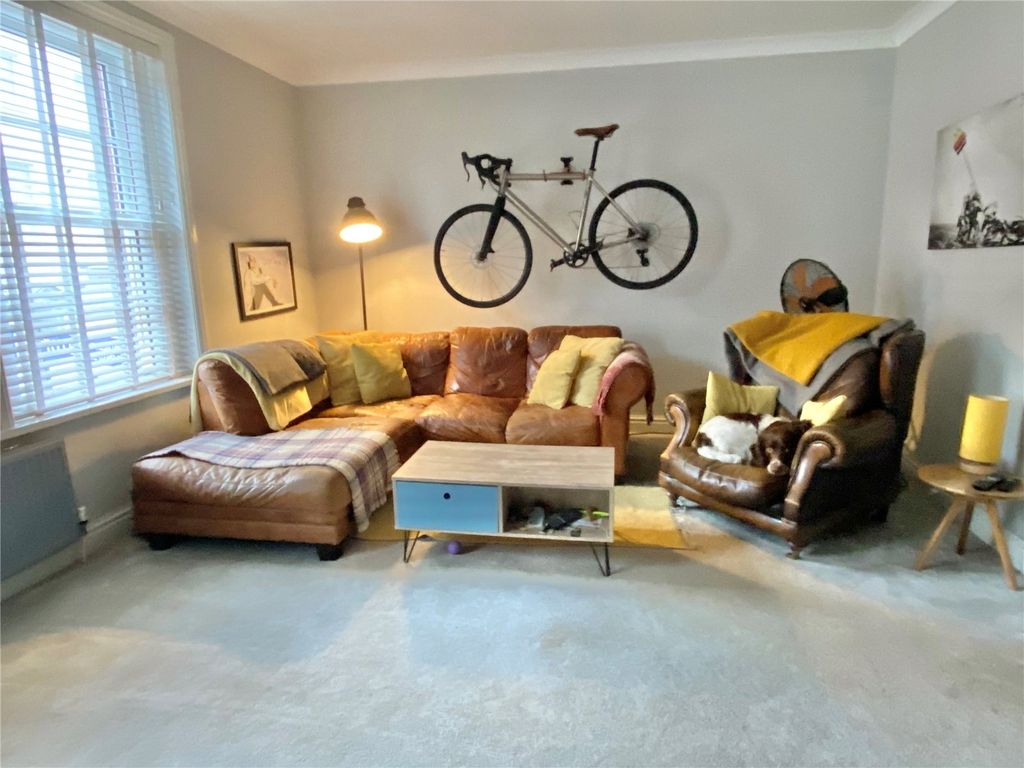 Property photo 3 of 17 Lounge