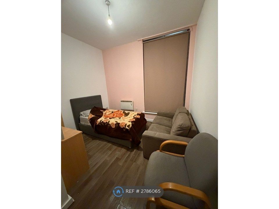 Property photo 3 of 13 Room 2