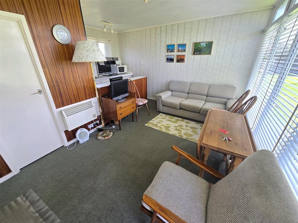 Property photo 2 of 6 Lounge/Kitchen