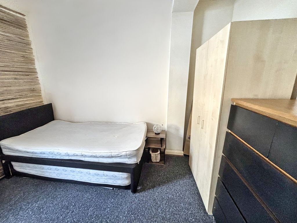 Property photo 3 of 6 Bedroom