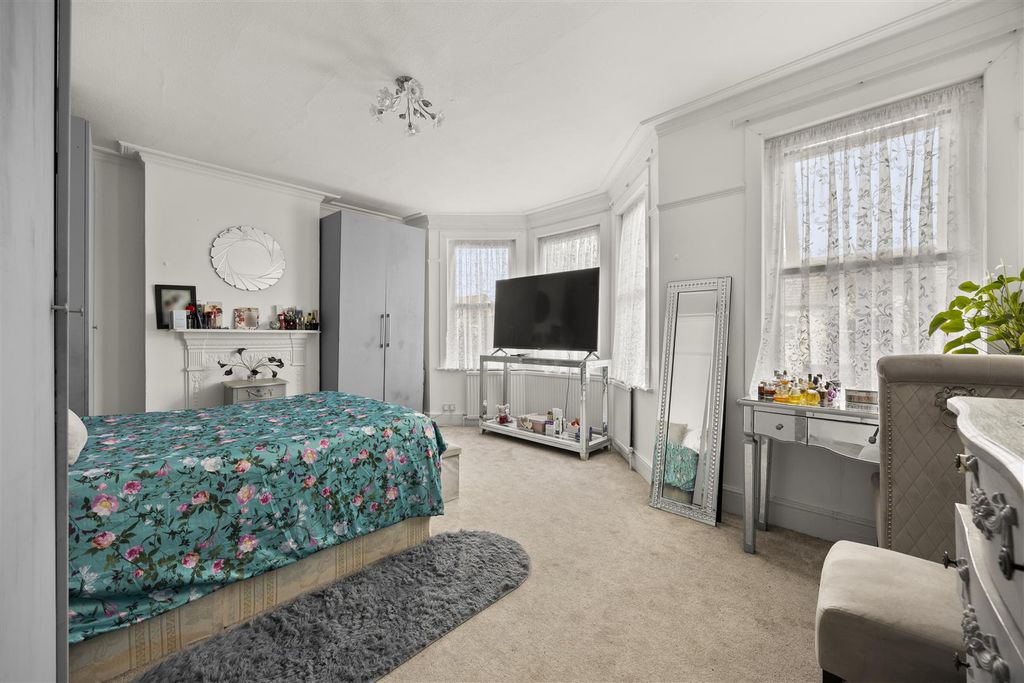 Property photo 3 of 29 B 1