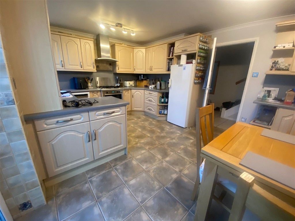 Property photo 3 of 10 Kitchen