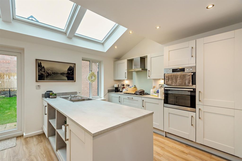 Property photo 2 of 14 8677968-Interior09-800.Jpg