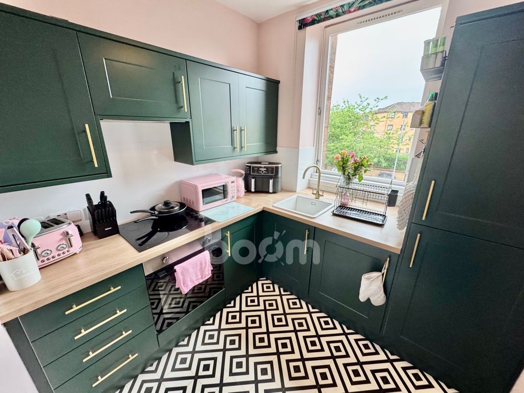 Property photo 2 of 18 Neilston Road, Paisley Kitchen