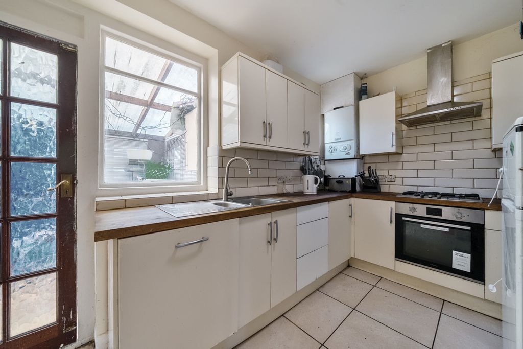 Property photo 3 of 11 Kitchen