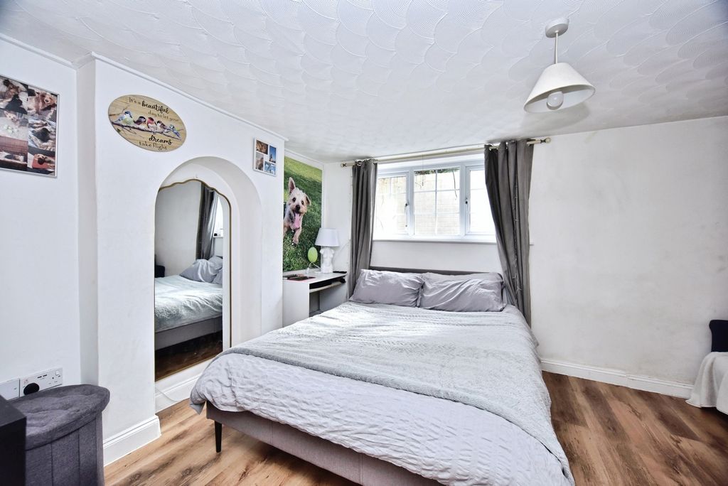 Property photo 1 of 14 Lounge/Bedroom