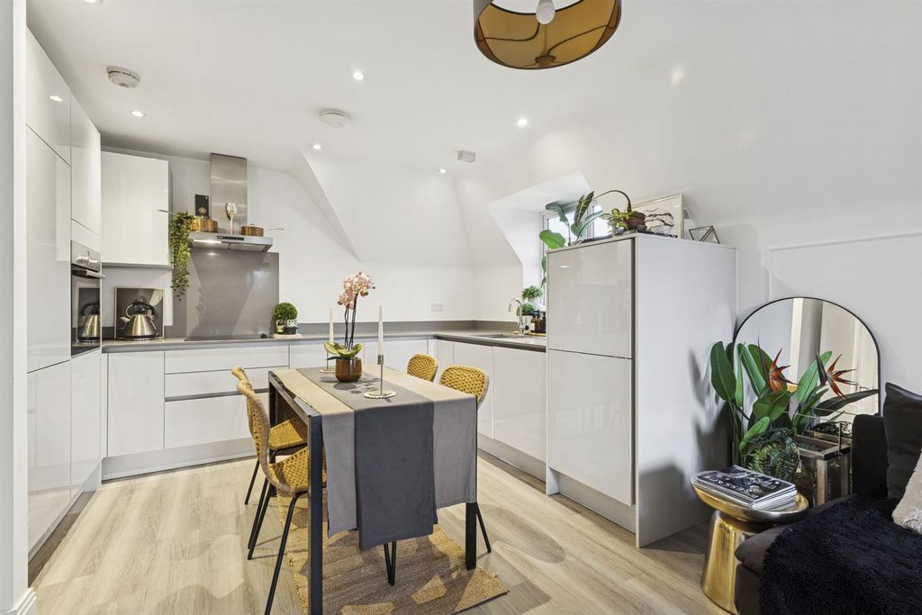 Property photo 3 of 15 103533_Flat 18 Chambord House Queenswood Crescent