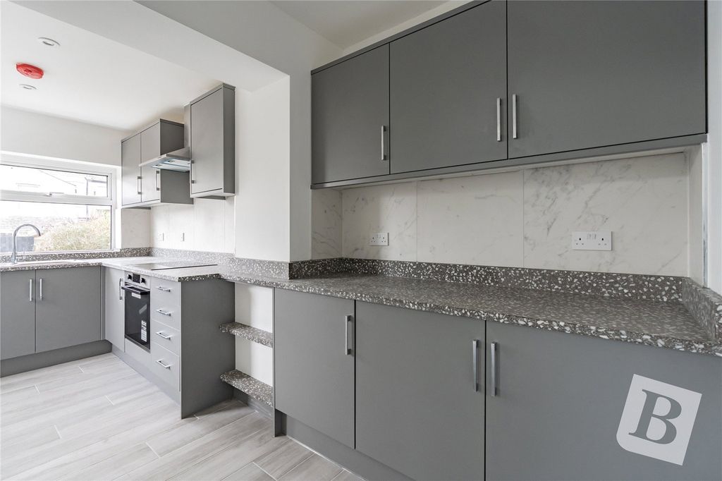 Property photo 3 of 19 Kitchen