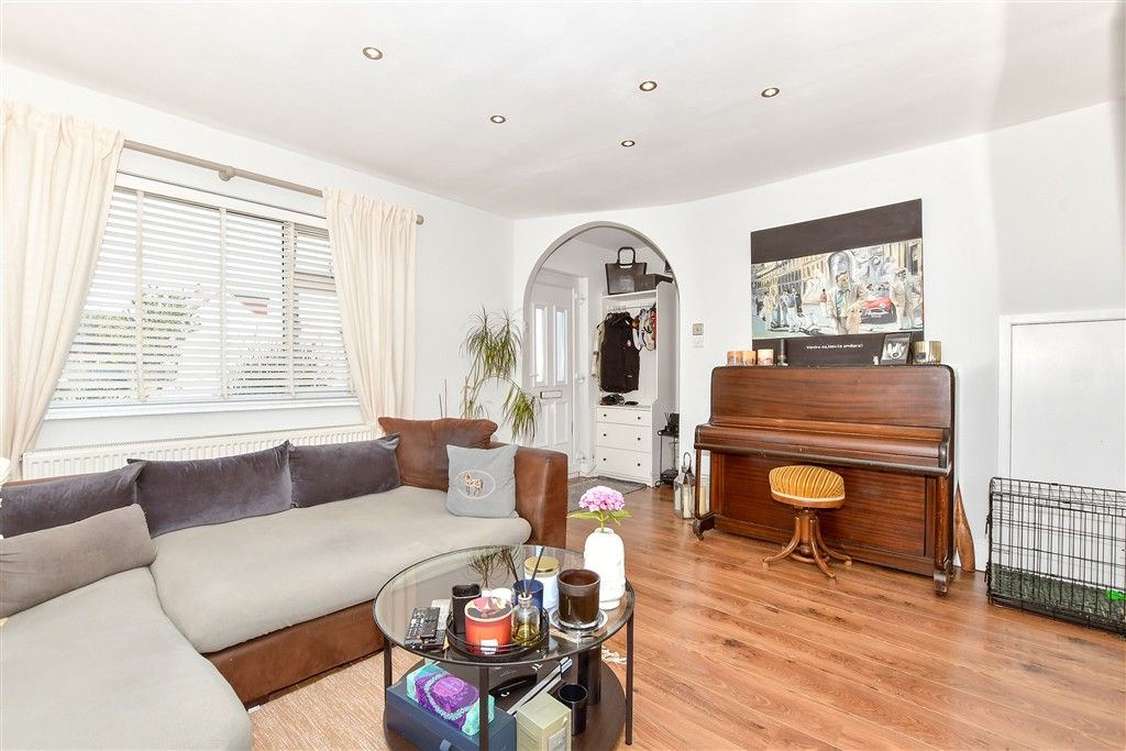 Property photo 2 of 11 Lounge