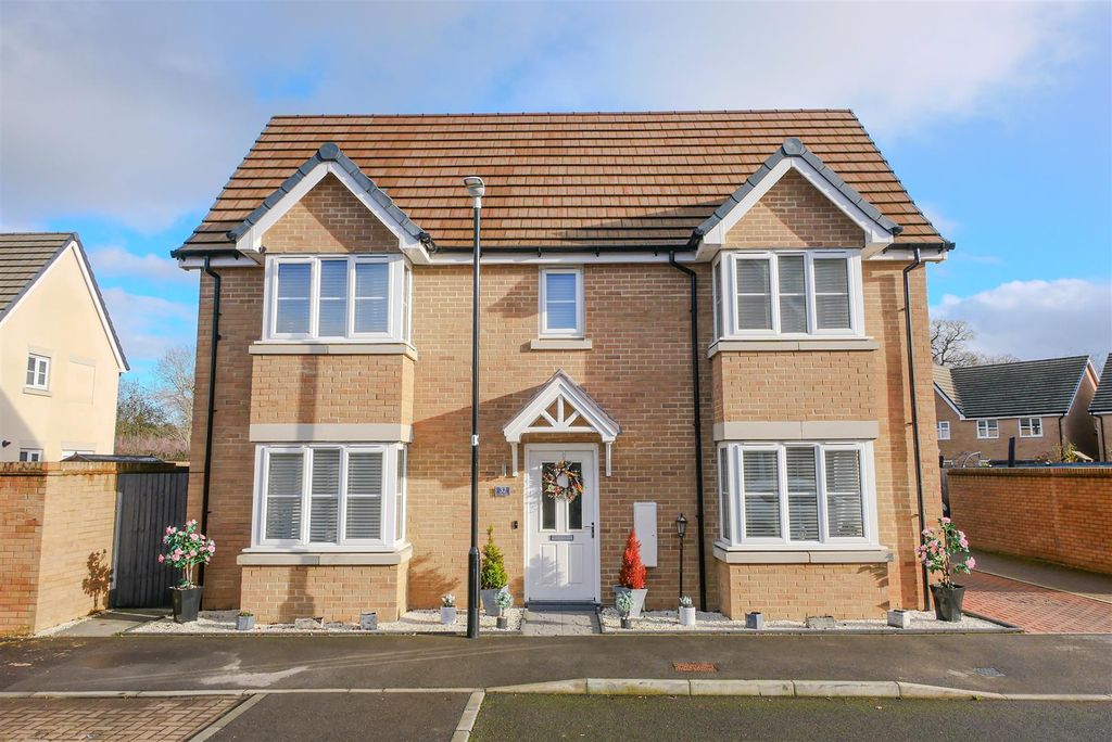 Property photo 1 of 17 Approach