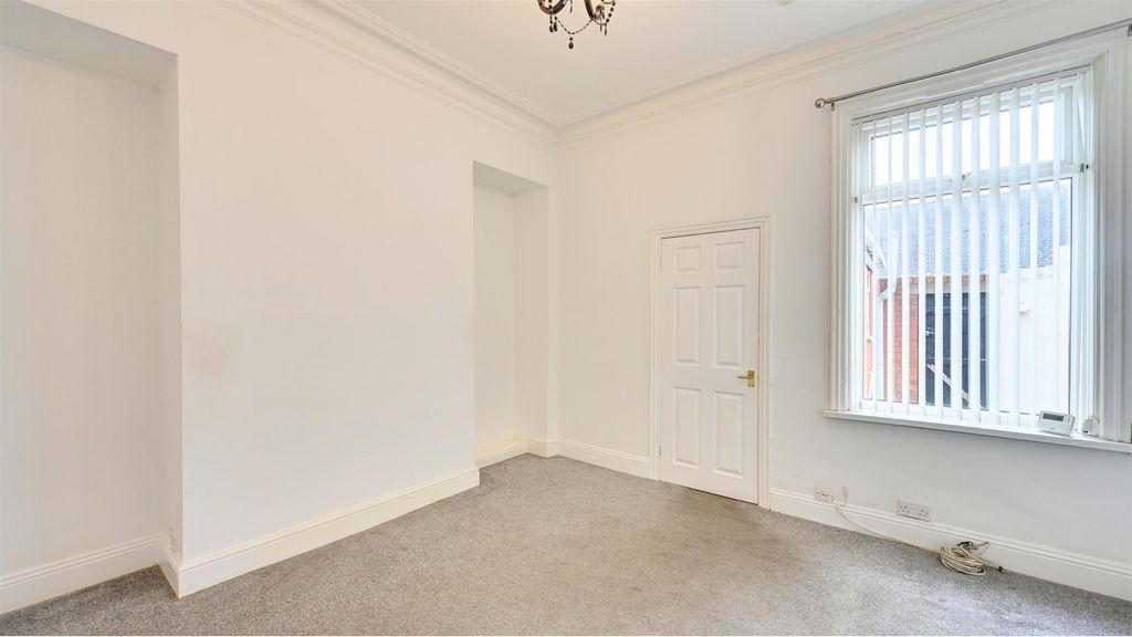 Property photo 2 of 15 Lounge