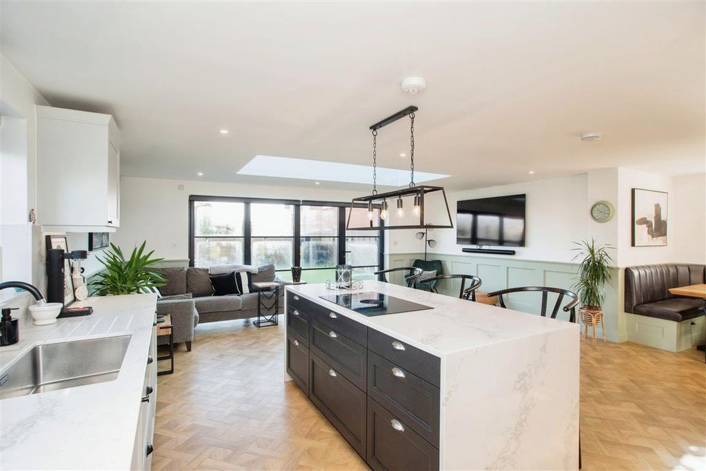 Property photo 2 of 21 16Farmend-1 (Medium).Jpg