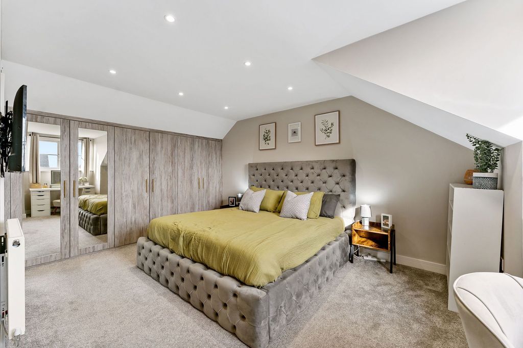 Property photo 3 of 42