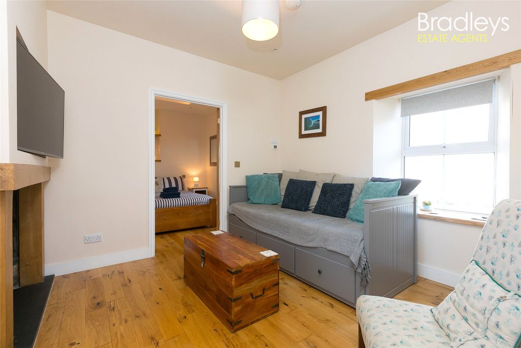 Property photo 2 of 22 Picture No. 23