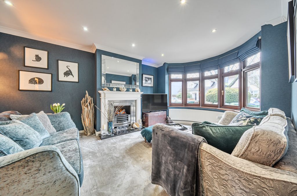 Property photo 2 of 17 Lounge1