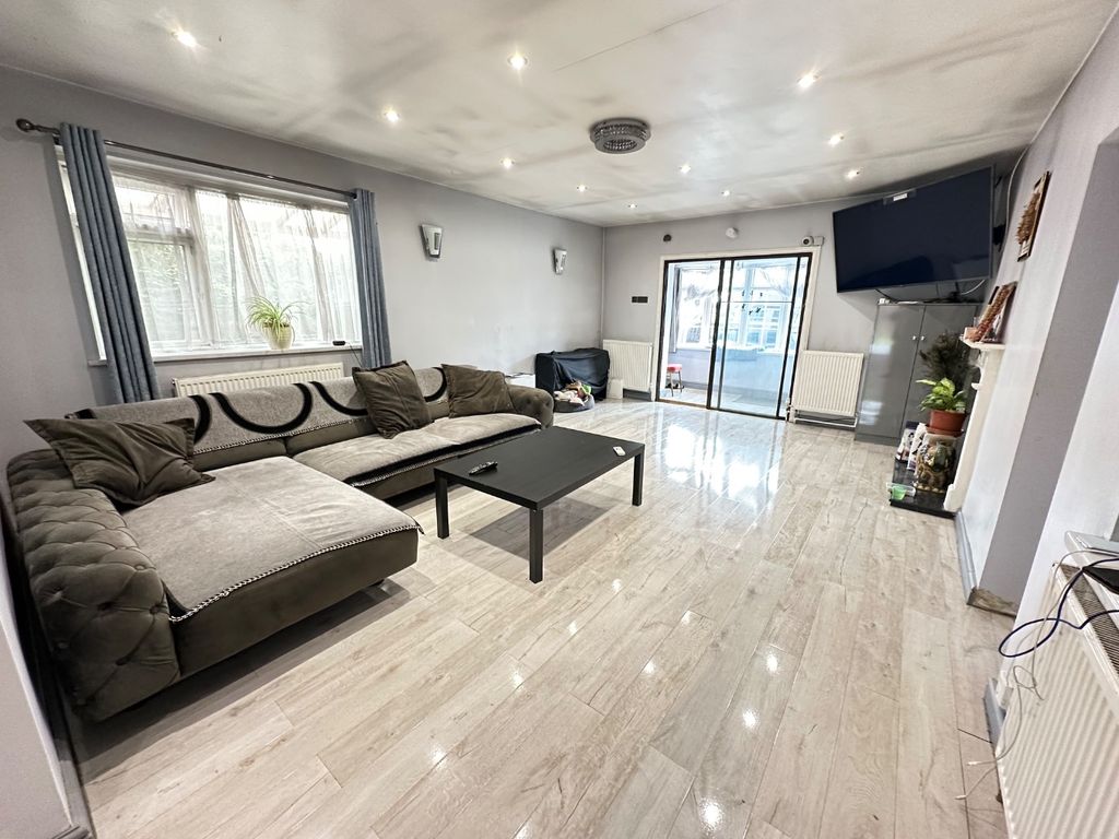Property photo 2 of 11 4390931