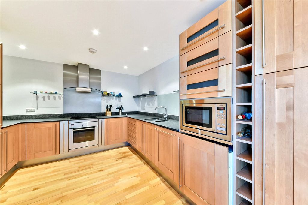 Property photo 3 of 11 Reception/Kitchen