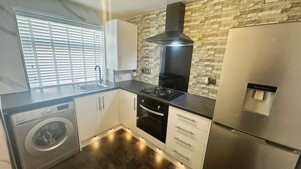 Property photo 3 of 7 Kitchen