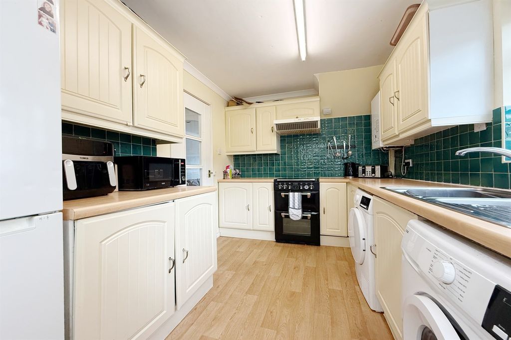 Property photo 3 of 11 Kitchen