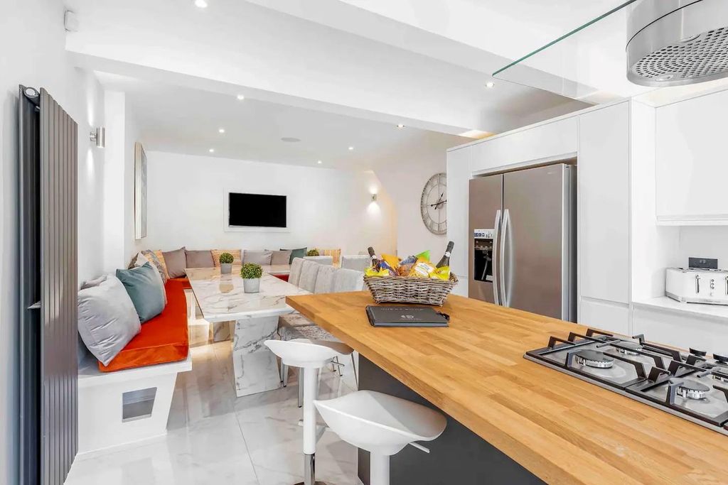 Property photo 3 of 24 Image