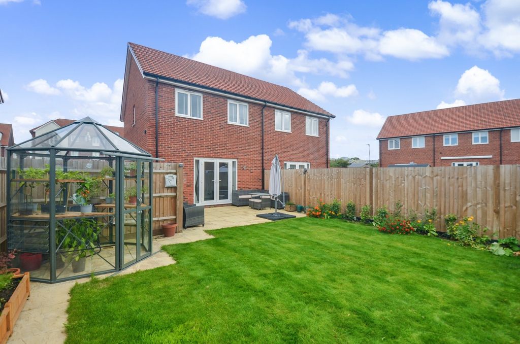 Property photo 1 of 19 Garden A - 6 Kite Crescent.Jpg