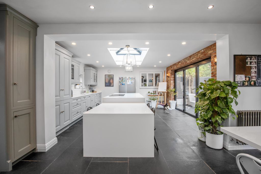 Property photo 3 of 28