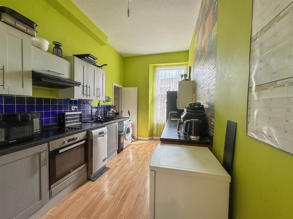 Property photo 3 of 8 Kitchen
