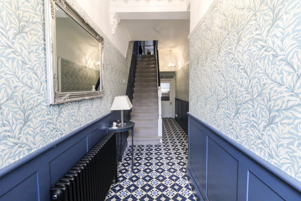Property photo 2 of 21 Hallway
