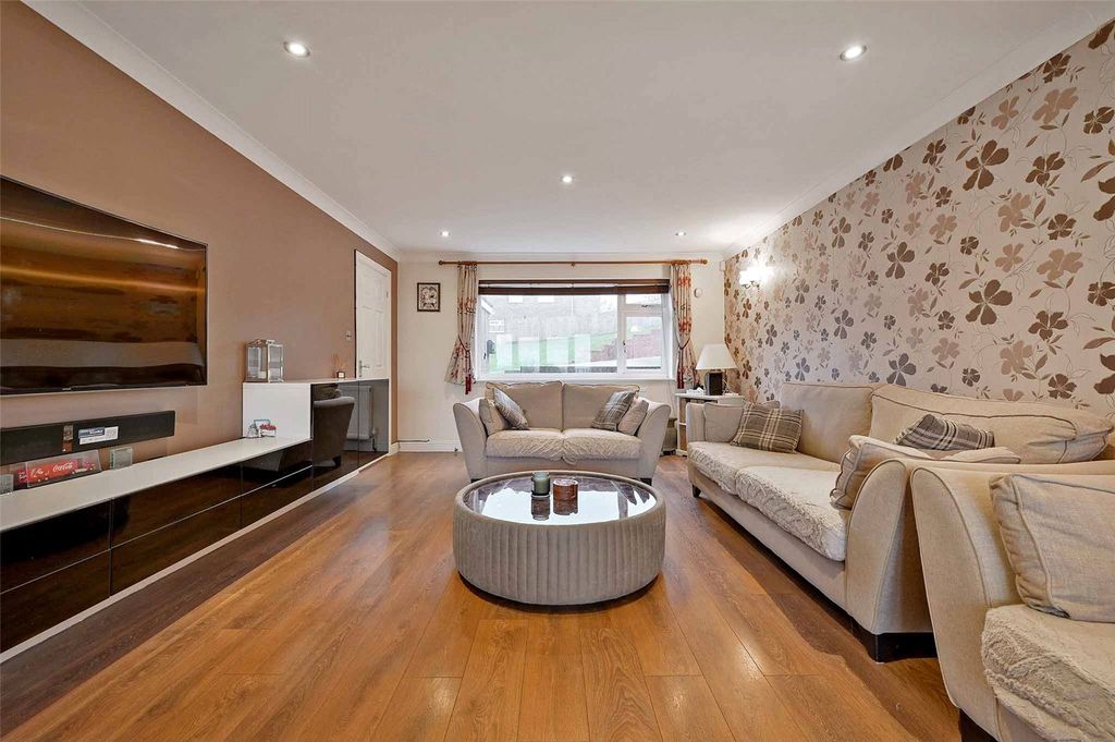 Property photo 3 of 19 Sitting Room