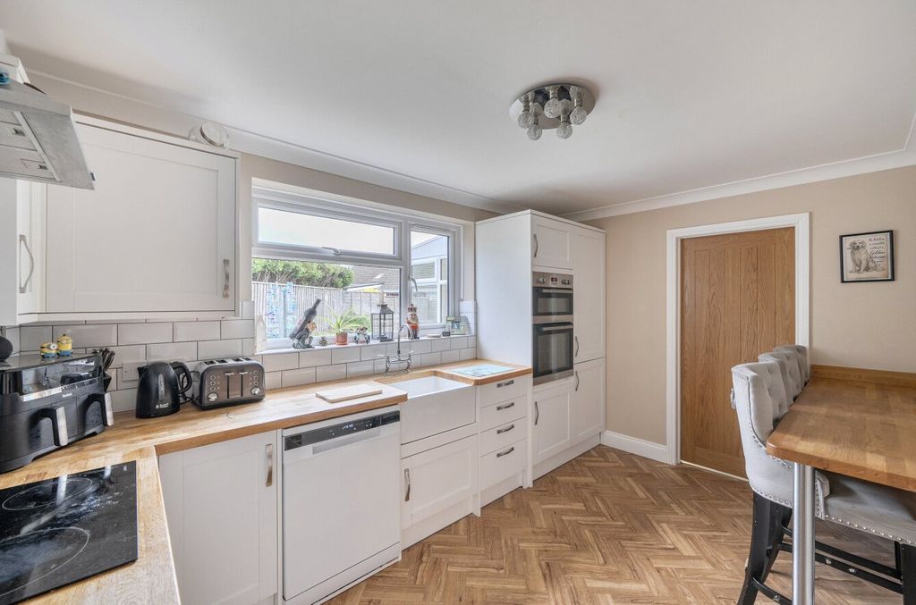 Property photo 2 of 17 Kitchen/Breakfast