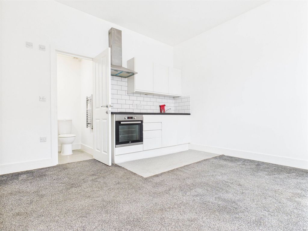 Property photo 2 of 7 Studio Room: Kitchen
